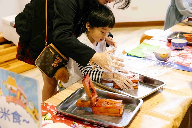 家長和孩子一起體驗紅粄米食手作