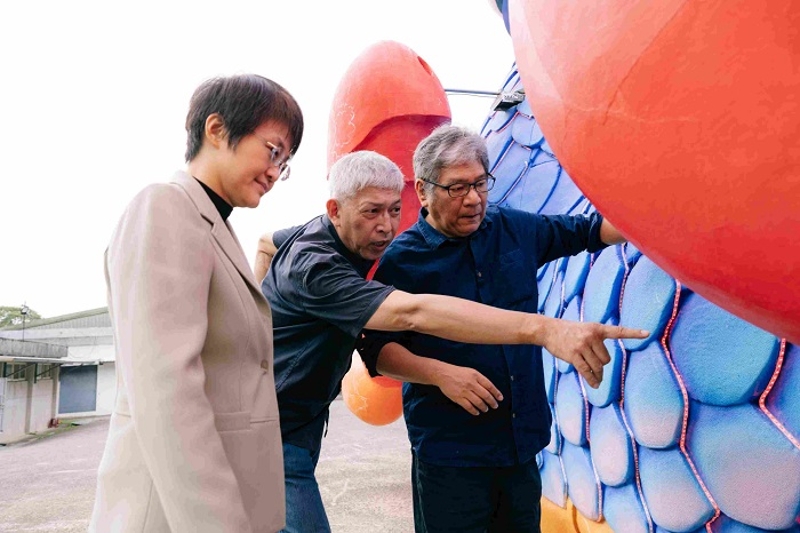 古主委(左)在紙風車劇團創辦人李永豐(右)、團長任建誠(中)帶領下參觀《燈怪》裝置